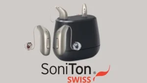 Zwei SoniTon Swiss Hörgeräte und eine schwarze Ladebox als Produktdarstellung auf neutralem Hintergrund.